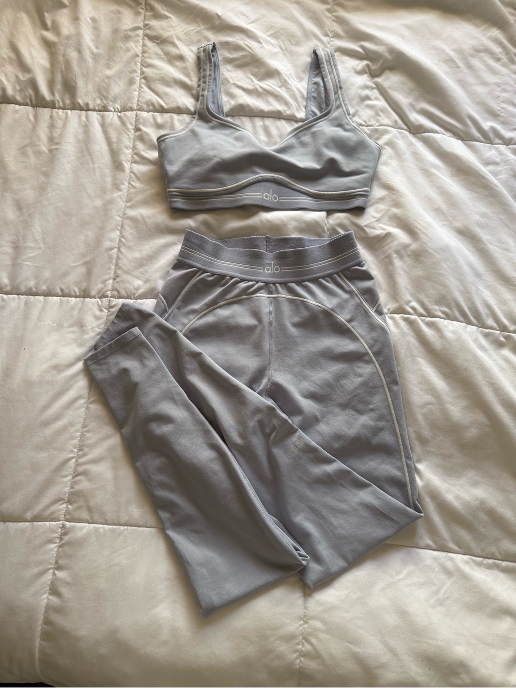 Alo Seamless Bra & Legging Set (Limited Edition Color - Winter Frost & White)